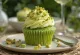 Dvostruki cupcakes od pistacija posluženi