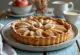 Treacle tart s nadjevom od jabuka, poslužen sa šlagom