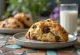 Poslužen scone s maslacem od kikirikija i čokoladom