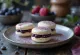 Posluženi macarons s bijelom čokoladom i šumskim voćem
