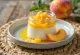 Panna cotta s pireom od breskve poslužena