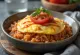 Omurice zdjela s rajčicom, fino japansko jelo posluženo