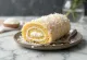 Bolo de rolo s kokosom, serviran kao zlatnosmeđa rolada