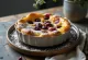 Svježi, zlatno-smeđi Clafoutis s višnjama, serviran