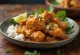 Rendang ayam poslužen sa svježim korijanderom i prilogom
