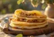 Martabak manis s medom i orasima, svježe poslužen