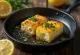 Saganaki feta sir preliven limunovim sokom, zlatno smeđi sir