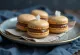 Posluženi macarons sa slanim karamelom