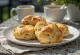 Scones s bananom poslužen na tanjuru