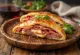Calzone s dimljenom šunkom pečen do zlatnosmeđe boje