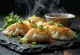 Crab Gyoza servirana s punjenjem od mesa raka i umakom od soje