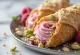 Cannoli s malinom i pistacijama desert serviran